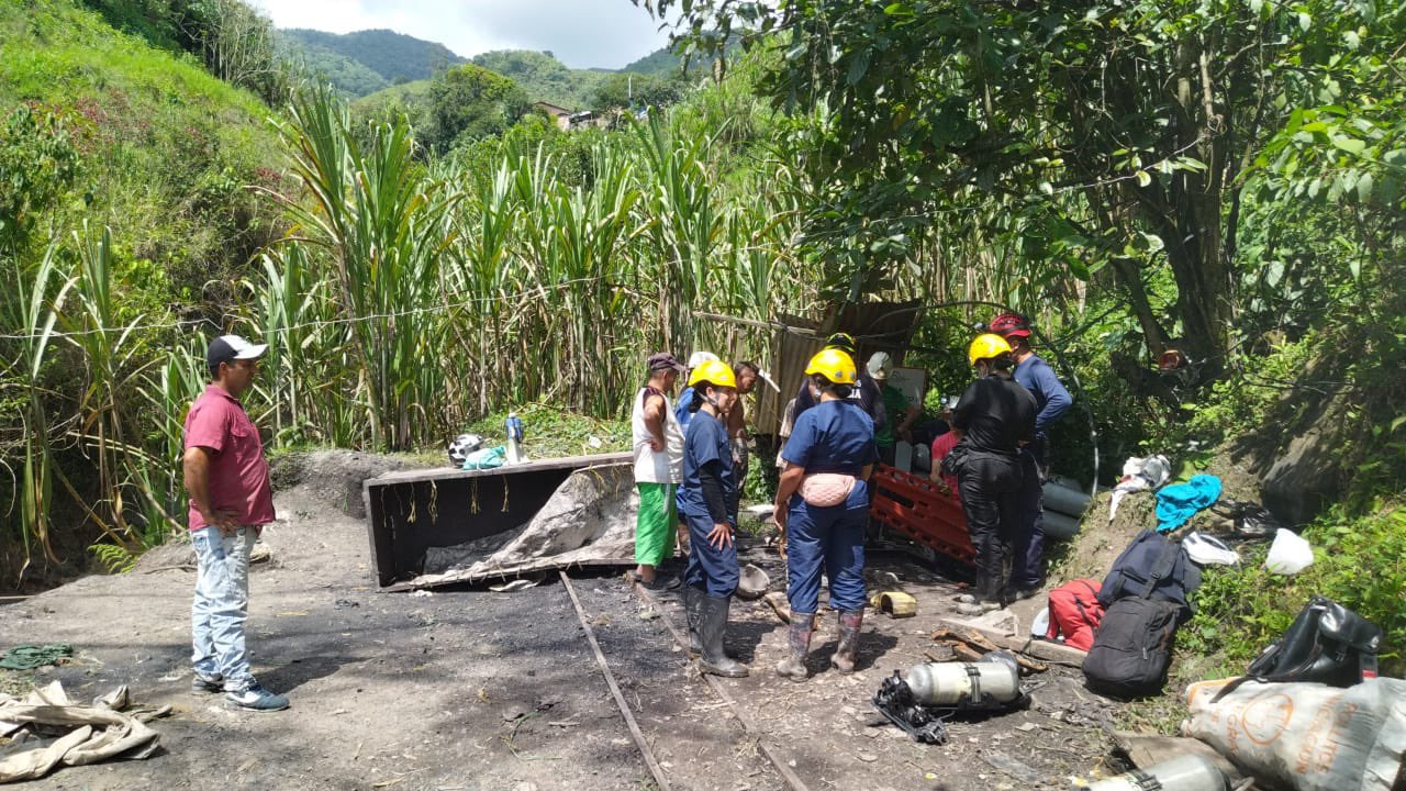 Organismos de socorro atendiendo la emergencia en la mina de carbón / Redes sociales