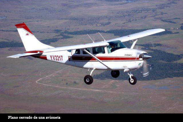 PLANO CERRADO DE UNA AVIONETA