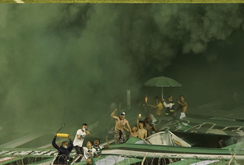 Hinchas del Deportivo Cali celebran la clasificación de su equipo a la final de la Liga BetPlay / Foto: 