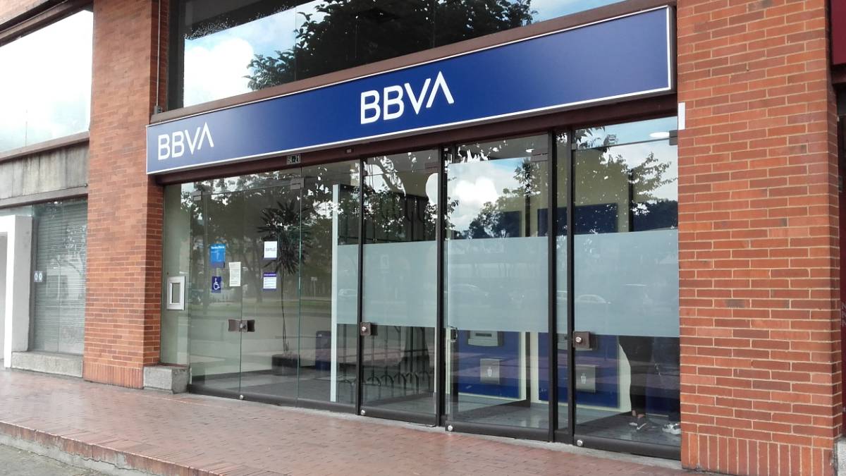 Fachada de sucursal de un banco BBVA