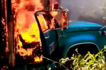 Quema de vehículos por parte del ELN durante el paro armado en Puerto Valdivia, Antioquia / Foto: captura de video