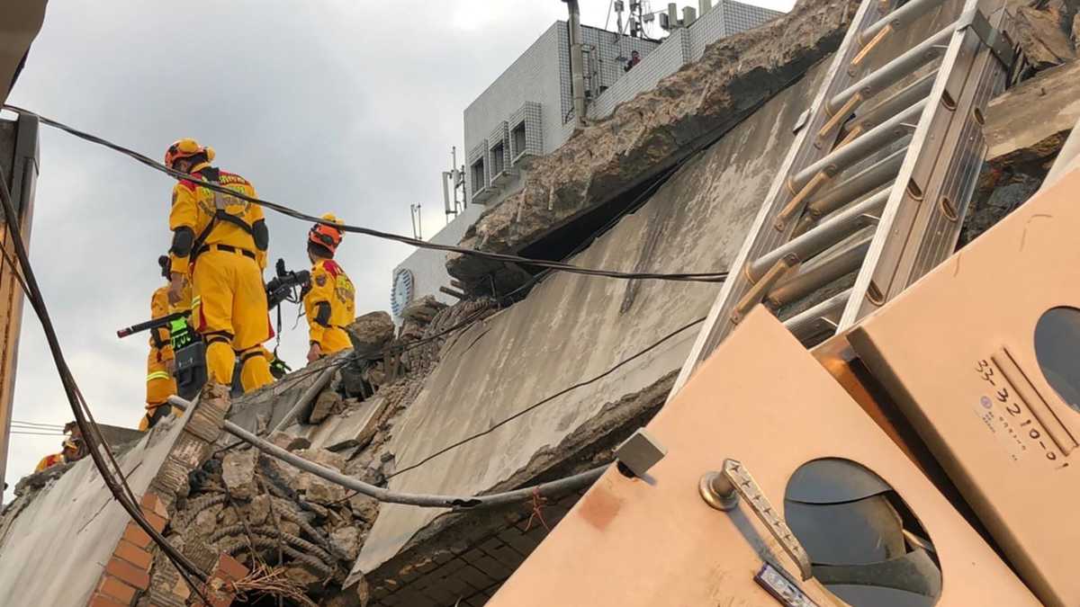 Socorristas auxiliando a víctimas del terremoto en Taiwan/Semana