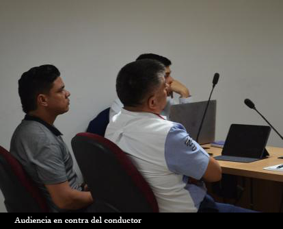 Foto audiencia en contra del conductor