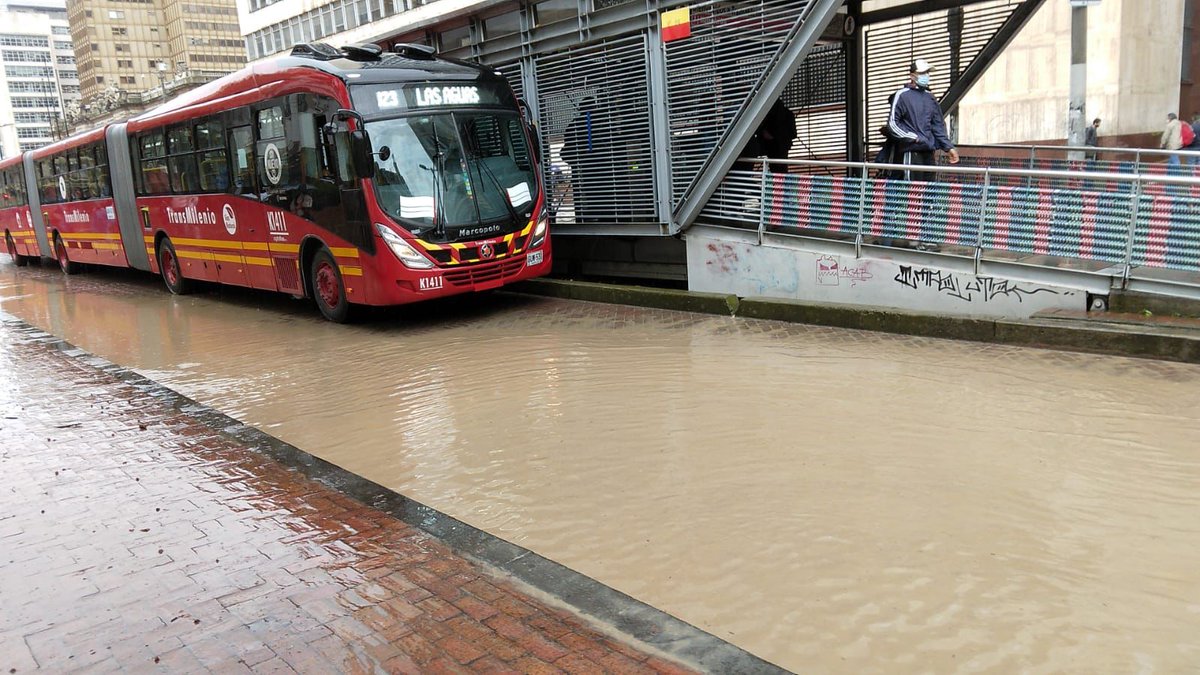 Vía de Transmilenio inundada