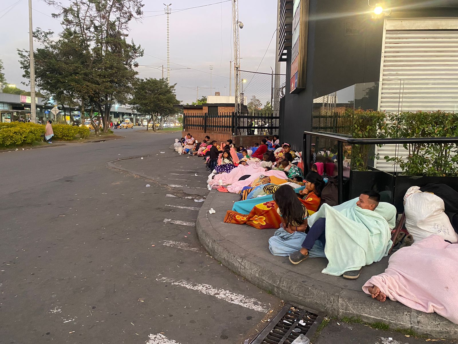 foto de desplazados en terminal de bogotá