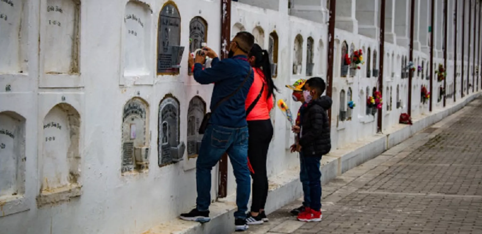 Personas en cementerios