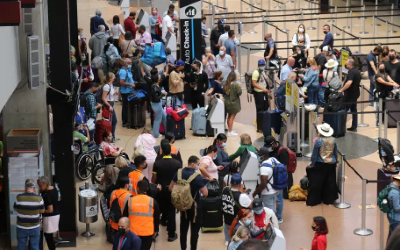 Pasajeros en aeropuerto