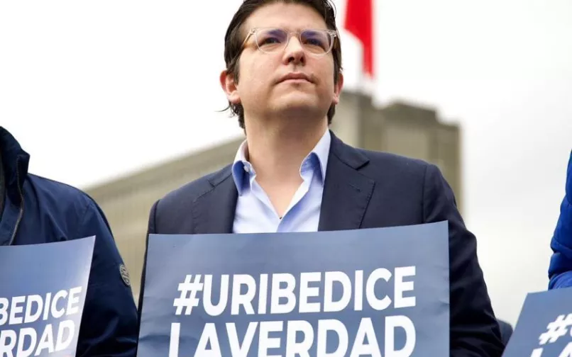 Miguel Uribe con Julio C.  Turbay y su abuela Nidia Quintero