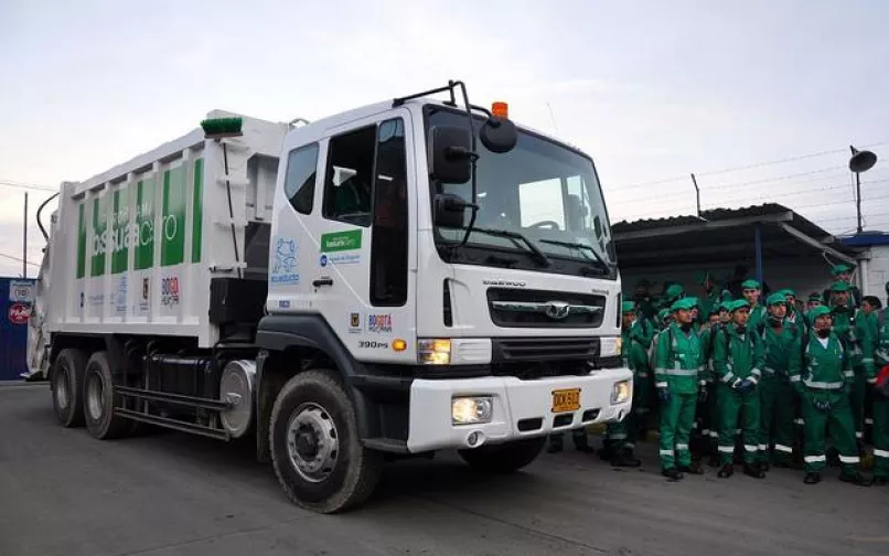 Camiones de basura programa Basura Cero en Bogotá