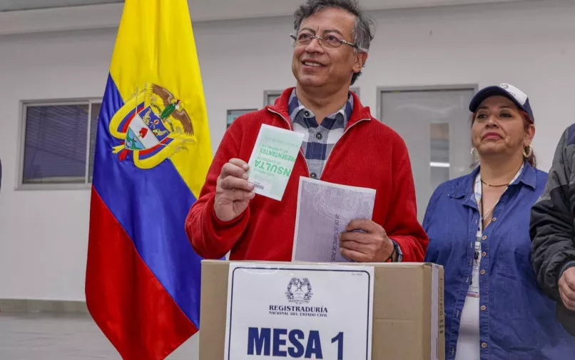 petro votando en consulta