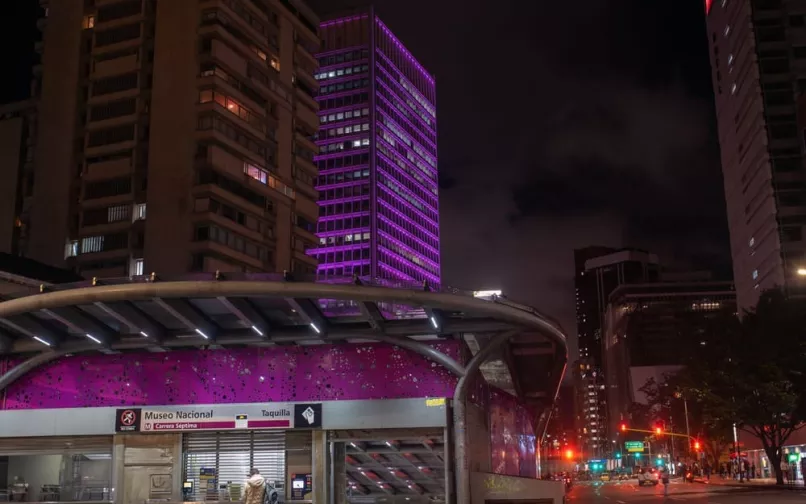 Operación nocturna en estación de Transmilenio