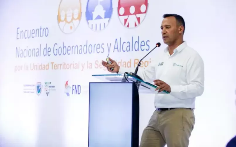 Ministro de Defensa Pedro Sánchez recompensa carro bomba