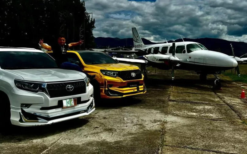 El influencer junto a vehículos asociados con el narcotráfico