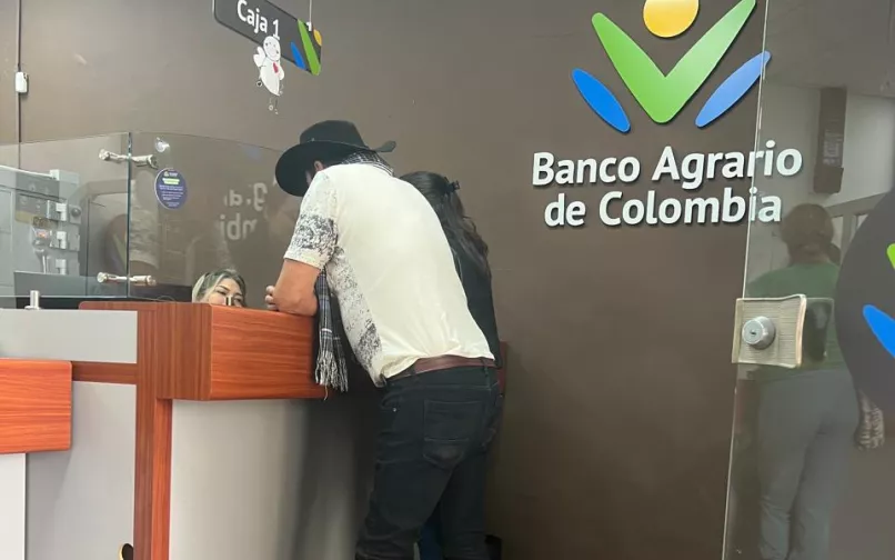 Usuario en sede del Banco Agrario de Colombia
