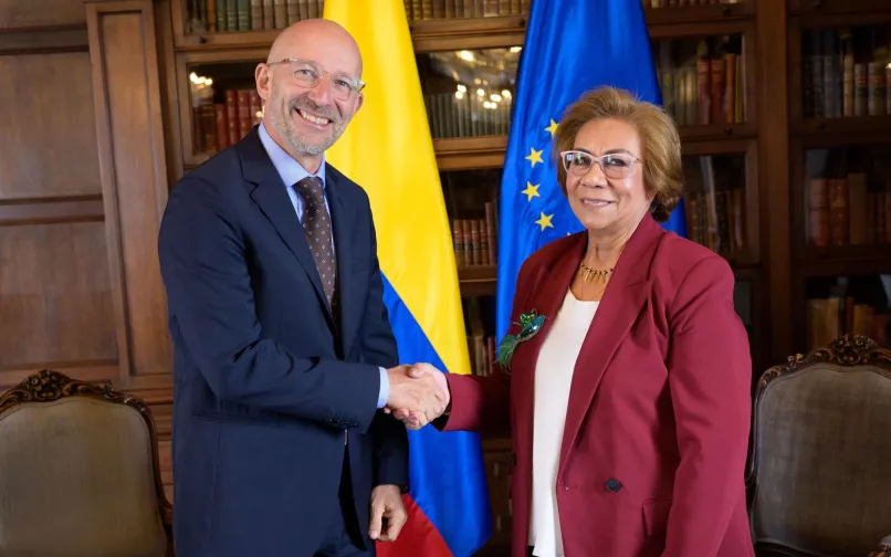Canciller Rosa Villavicencio con el embajador de la Unión Europea en Colombia, François Roudié
