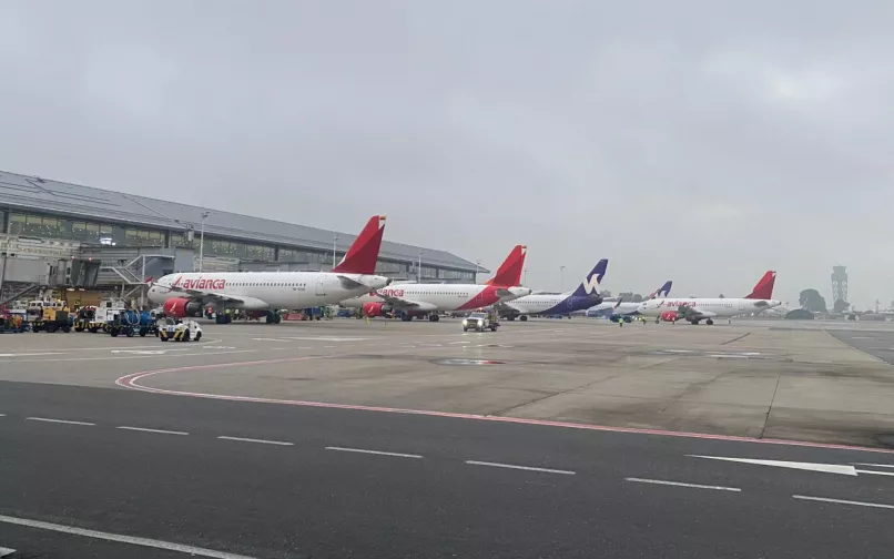 Pista de aterrizaje del aeropuerto El Dorado con neblina