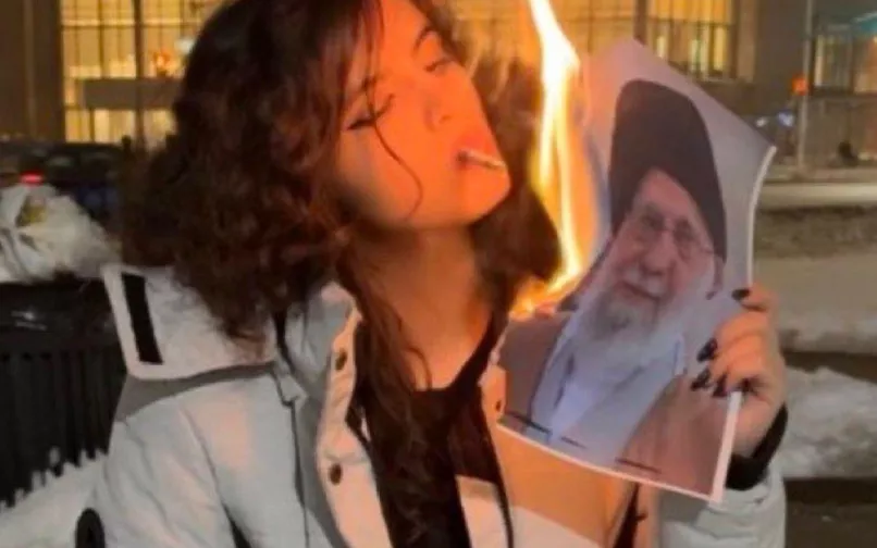 Mujeres protestan en Irán