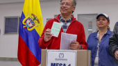 petro votando en consulta