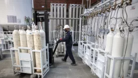 Trabajador con tanques de oxígeno