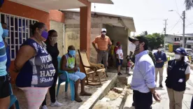 Alcalde Jaime Pumarejo hablando con ciudadanos