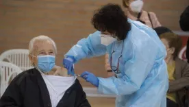 Aprobada tercera dosis en mayores de 70 años
