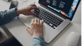 Hombre usando el computador