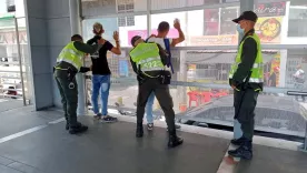 Policías en estación del MIO en Cali