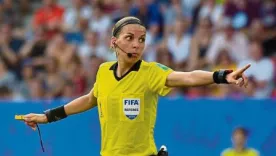 Arbitra Stéphanie Frappart (Francia)