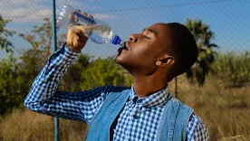 Despiden a hombre por pedir agua