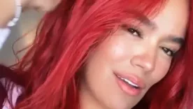 Karol G pelo rojo