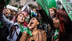 Mujeres vandalizó muros y puertas de la Catedral Primada