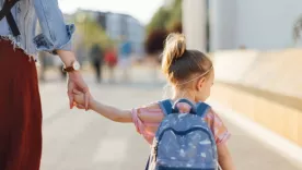 NIÑA Y SU MADRE