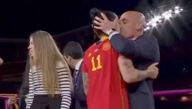 Beso polémico 