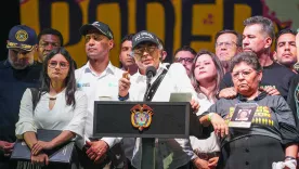 Gustavo Petro hablando en manifestación La Alpujarra