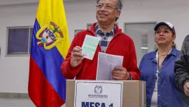 petro votando en consulta