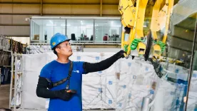 La compañía es líder en la manufactura de vidrio arquitectónico, ventanas y productos de aluminio asociados a la industria de la construcción residencial y comercial. 