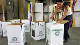 Preparación de urnas para puestos de votación en Bogotá