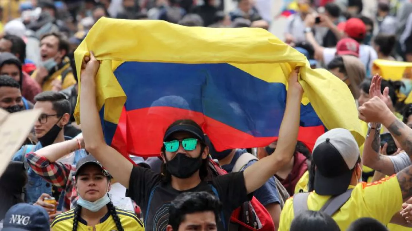 Joven con bandera de Colombia, Paro Nacional