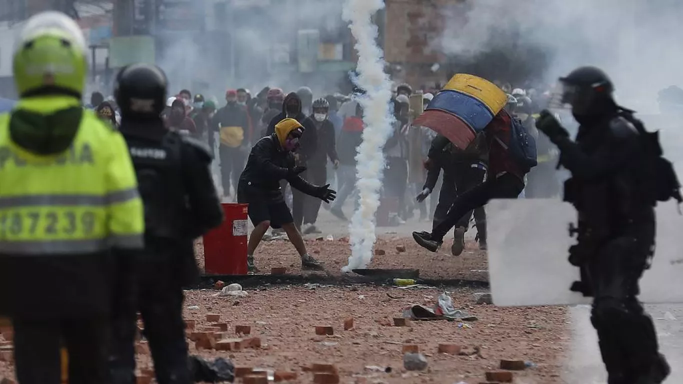 Policías y Manifestantes