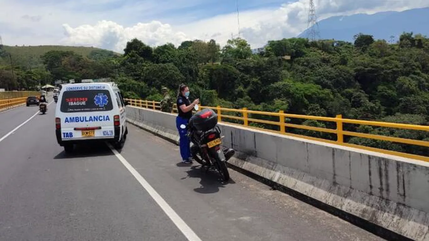 Mujer se lanzó con su hijo de un puente en Ibagué