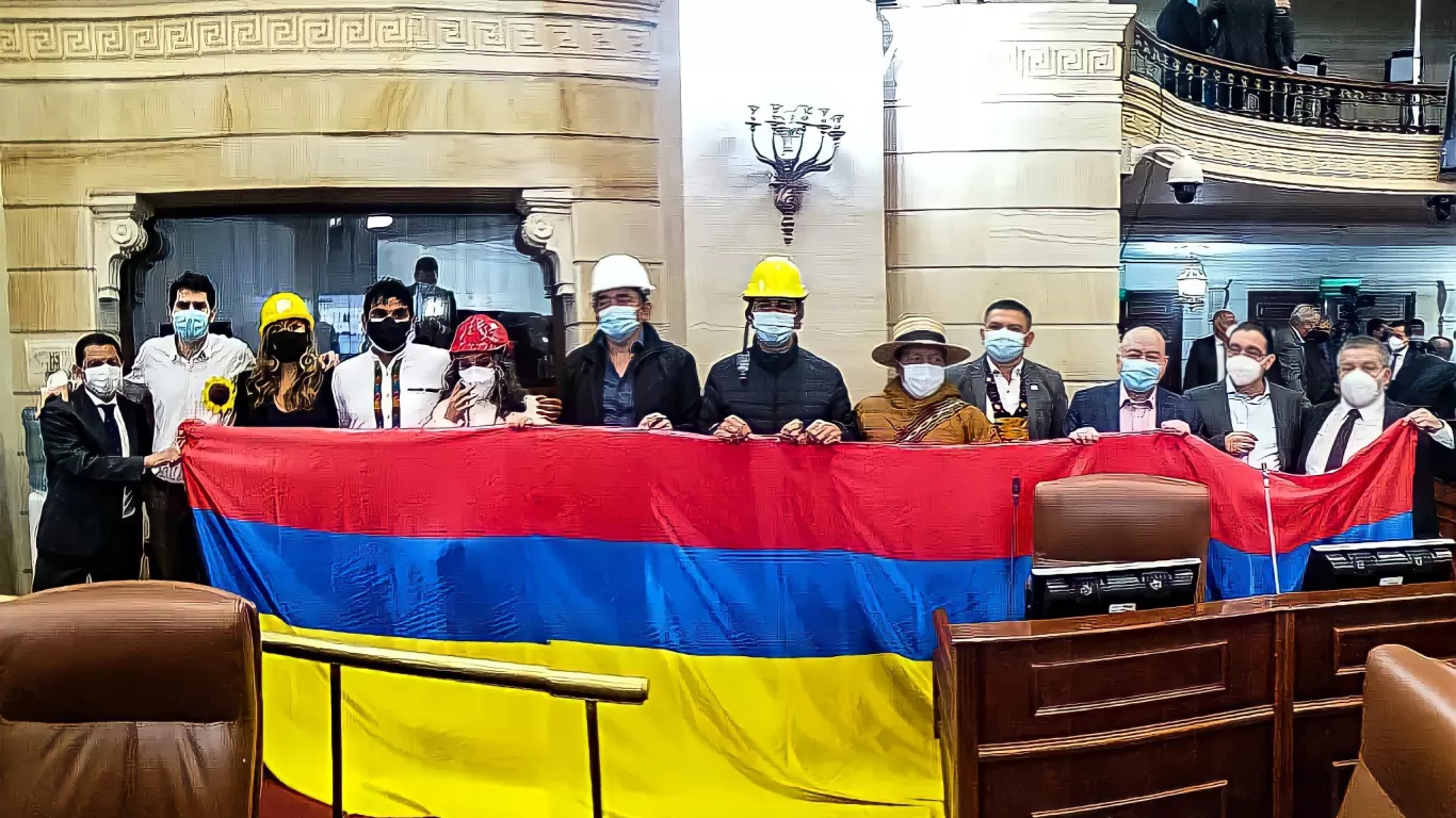 Senadores con la bandera inversa en medio del Paro Nacional