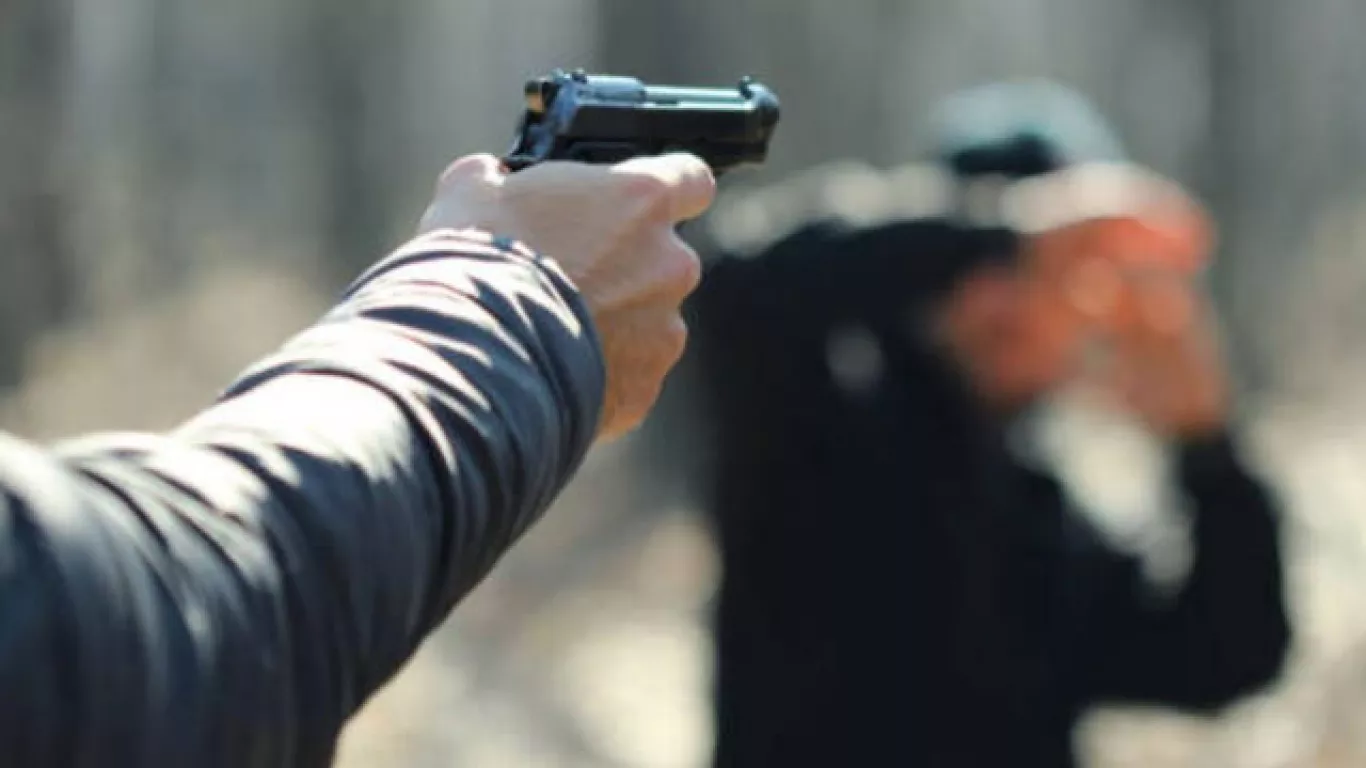 Persona amenazando con una arma de fuego