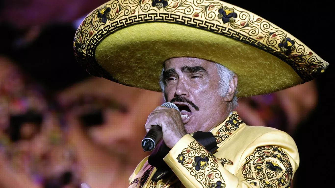 Vicente Fernández salió de cuidados intensivos