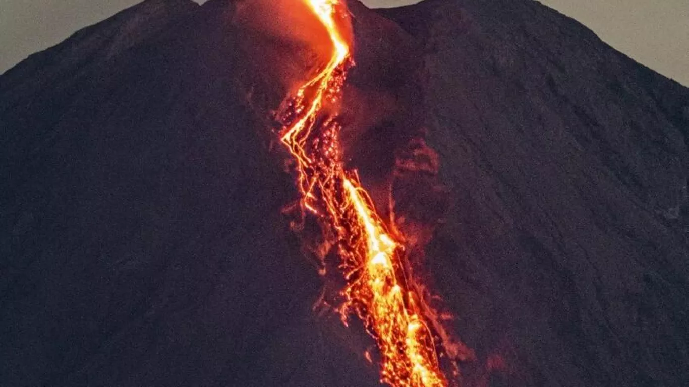 Se confirman 13 muertes por erupción de volcán en Indonesia