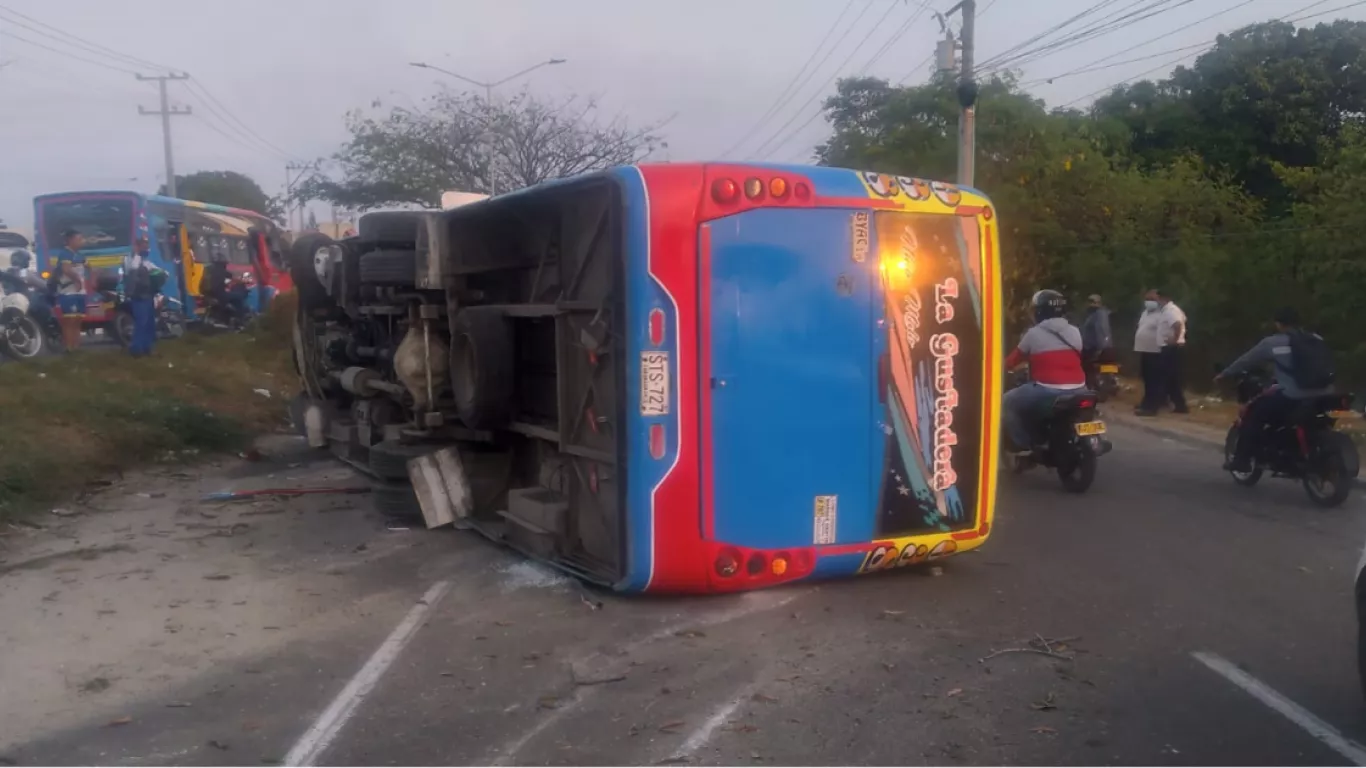 21 heridos tras volcamiento de bus en Malambo, Atlántico