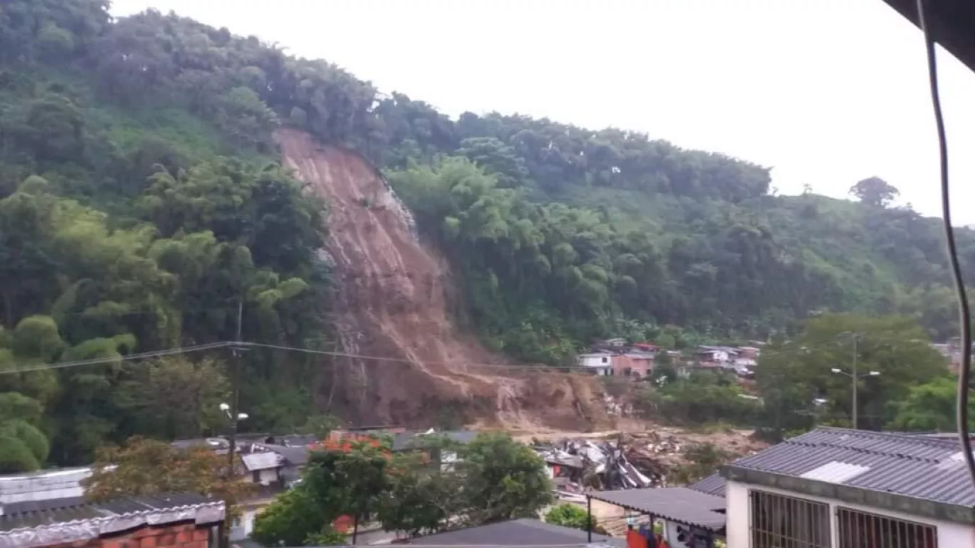 Pereira: derrumbe deja varias viviendas taponadas Pereira: derrumbe deja varias viviendas taponadas 