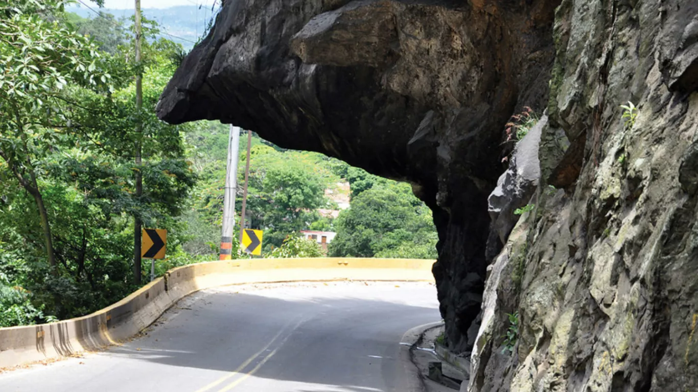 Mujer falleció luego de caer en abismo