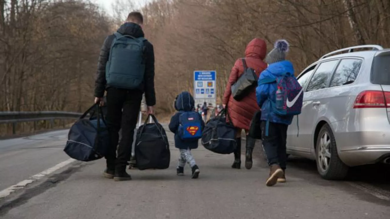 Personas saliendo de Ucrania 