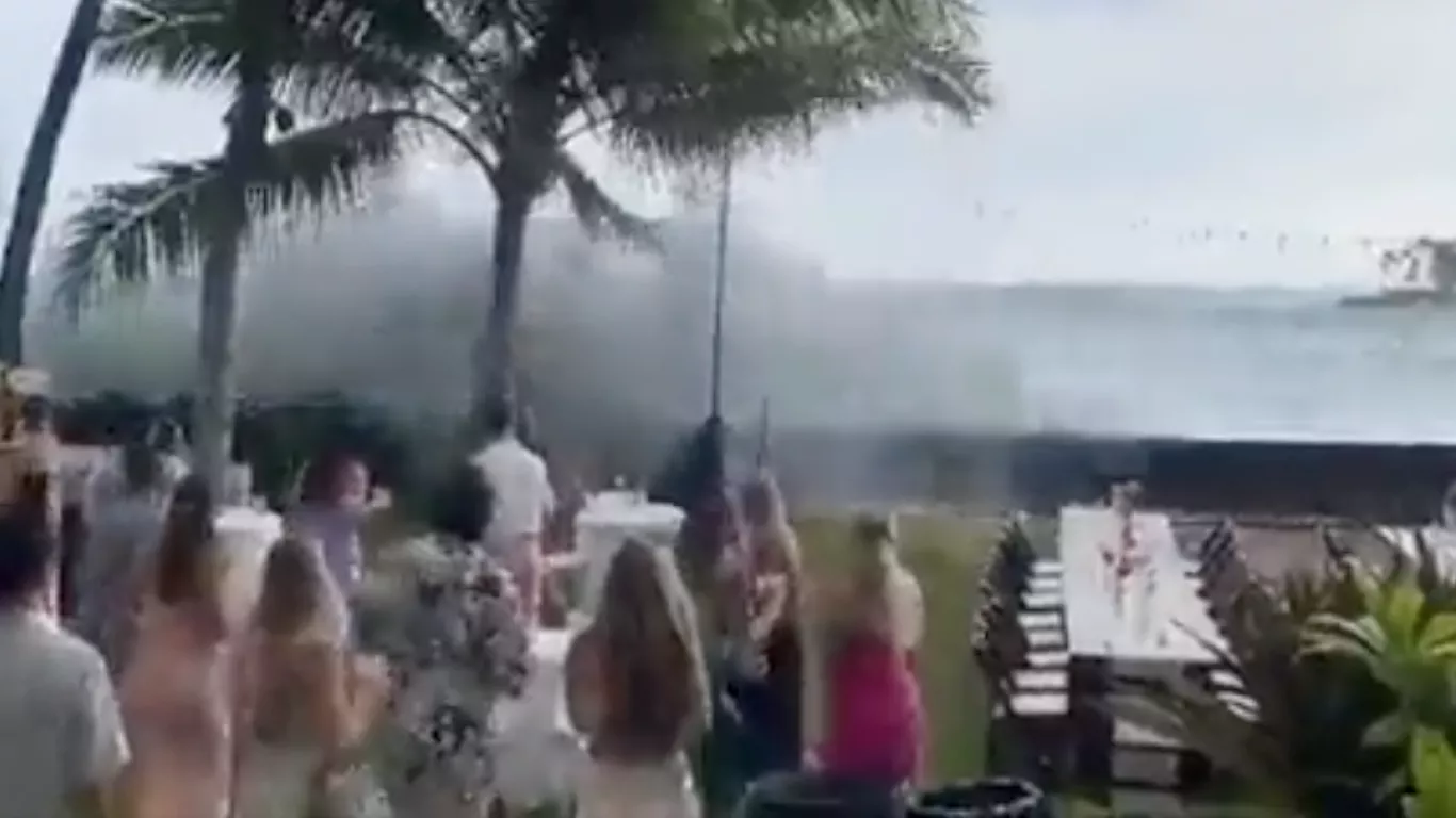 Gran ola interrumpió boda en Hawaii