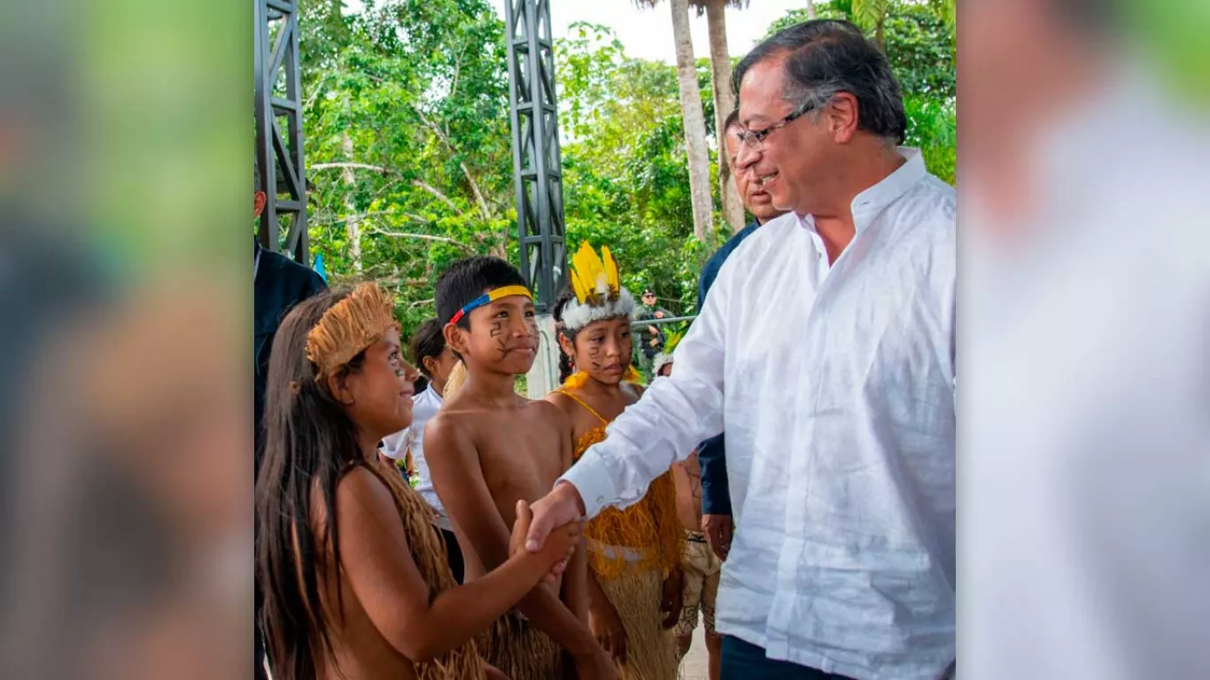 Petro y niños Amazonas